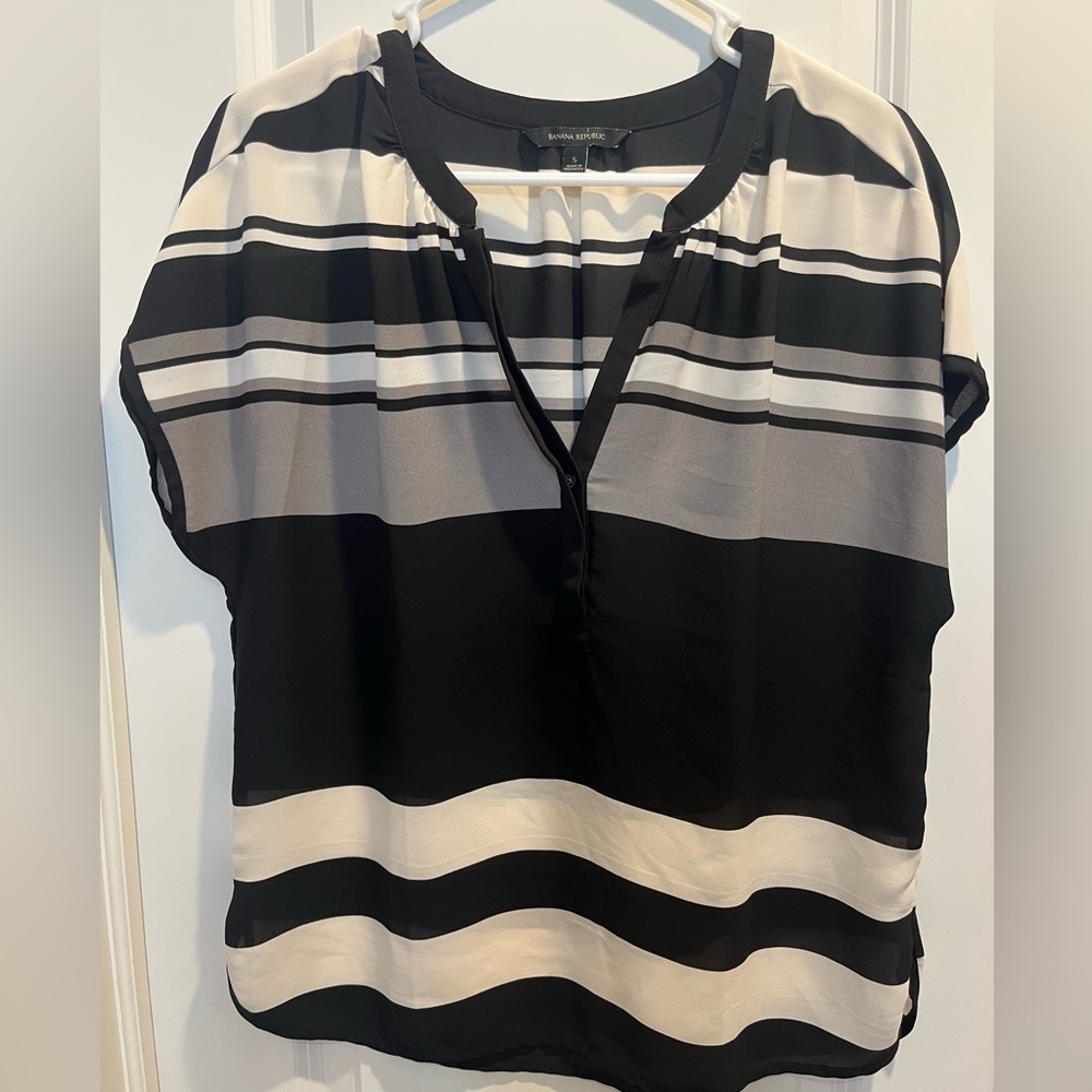Banana Republic blouse, size small, black/off white/gray
